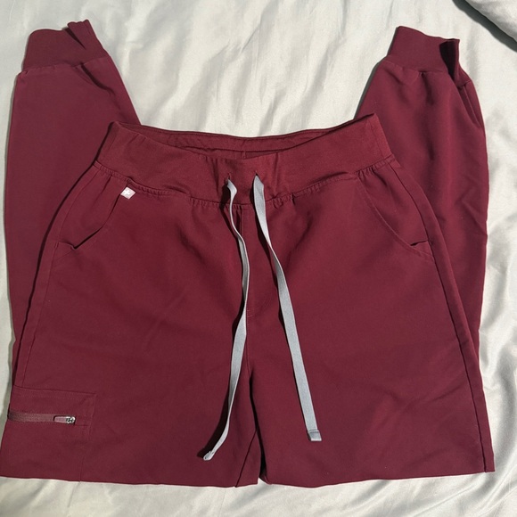 Figs Scrub Set in Color Burgundy - Picture 4 of 5